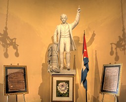 Estatua de Martí en el San Carlos, cortesía Jim Austin